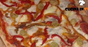 È sempre mezzogiorno | Pizza ai formaggi con peperoni arrosto ricetta Fulvio Marino