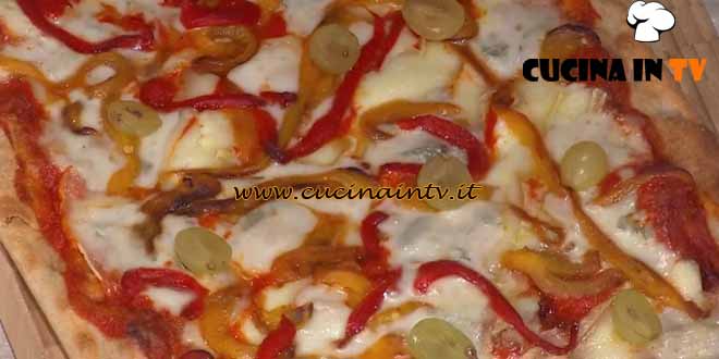 È sempre mezzogiorno | Pizza ai formaggi con peperoni arrosto ricetta Fulvio Marino