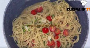 È sempre mezzogiorno | Spaghetti alle vongole fujute ricetta Crescenzo Morlando