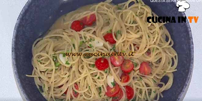 È sempre mezzogiorno | Spaghetti alle vongole fujute ricetta Crescenzo Morlando