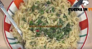 È sempre mezzogiorno | Tagliatelle al sugo veloce ricetta Alessandra Spisni