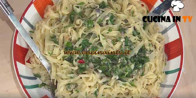 È sempre mezzogiorno | Tagliatelle al sugo veloce ricetta Alessandra Spisni