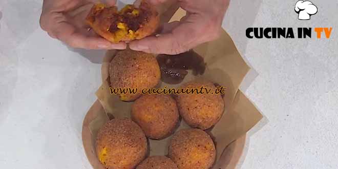 È sempre mezzogiorno | Arancini di risotto alla milanese ricetta Cesare Battisti