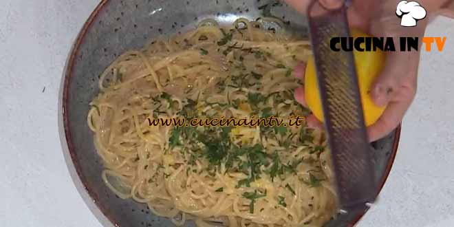 È sempre mezzogiorno | Spaghetti cacio e ova ricetta Barbara Agosti