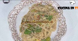 È sempre mezzogiorno | Spaghettoni cremosi ai fiori di zucca ricetta Federico Polizzi