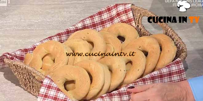 È sempre mezzogiorno | Taralli di pane ricetta Fulvio Marino